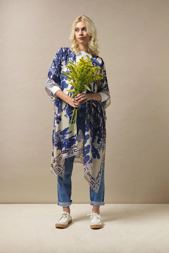 A lightweight three quarter length kimono with the blue and white pattern often found on vintage pottery