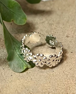 Daisy Chain toe ring 925 sterling silver - a stunning row of little daisies in a row along the whole length of the toe ring
