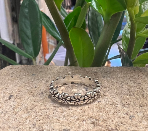Daisy chain sterling silver ring