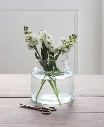 Short and wide glass vase with a rim. Perfect for tulips and other slightly shorter stemmed flowers