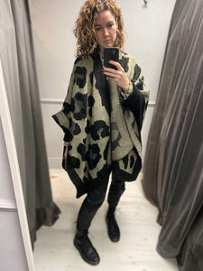 This ladies cape is supersoft and luxuriously warm to the touch. Like an oversized scarf, this cape simply drapes over your shoulders to keep you effortlessly warm and stylish. Wear like a cardigan or a coat over any outfit. In a black large oversized leopard print design, with black blanket stitching to all edges. One size.
