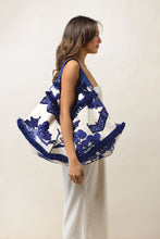 Load image into Gallery viewer, A big slouch bag in blue willow. An all round handy bag