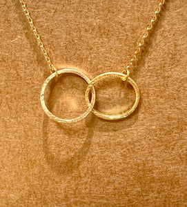 Gold interlocking hoop necklace