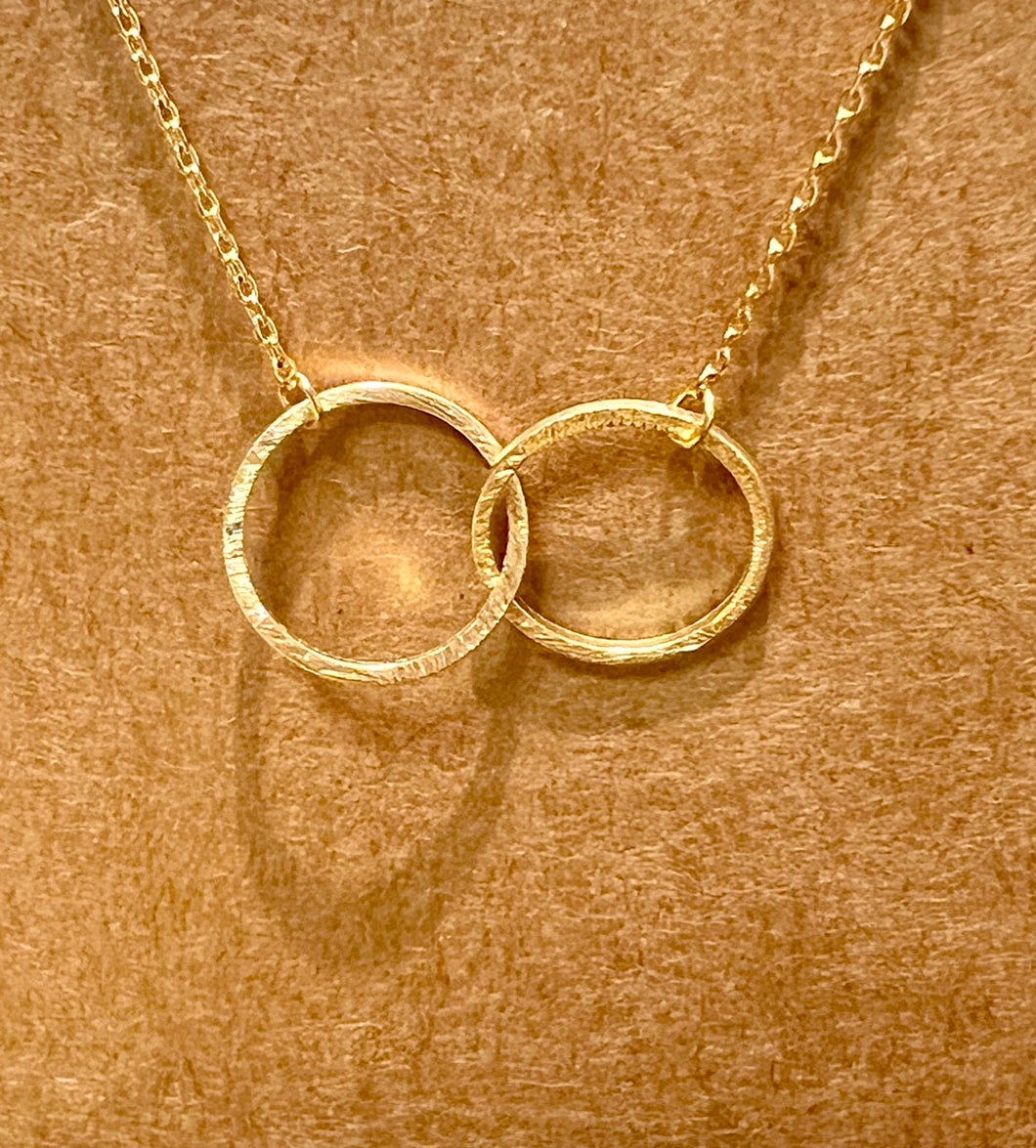 Gold interlocking hoop necklace