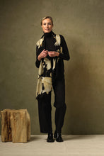 Load image into Gallery viewer, Stork design scarf in black - one hundred stars