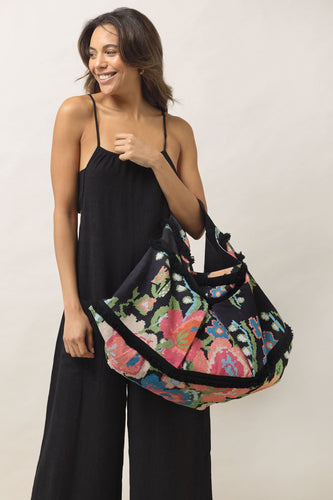 A slouchy bag perfect for every day use or even for the beach.