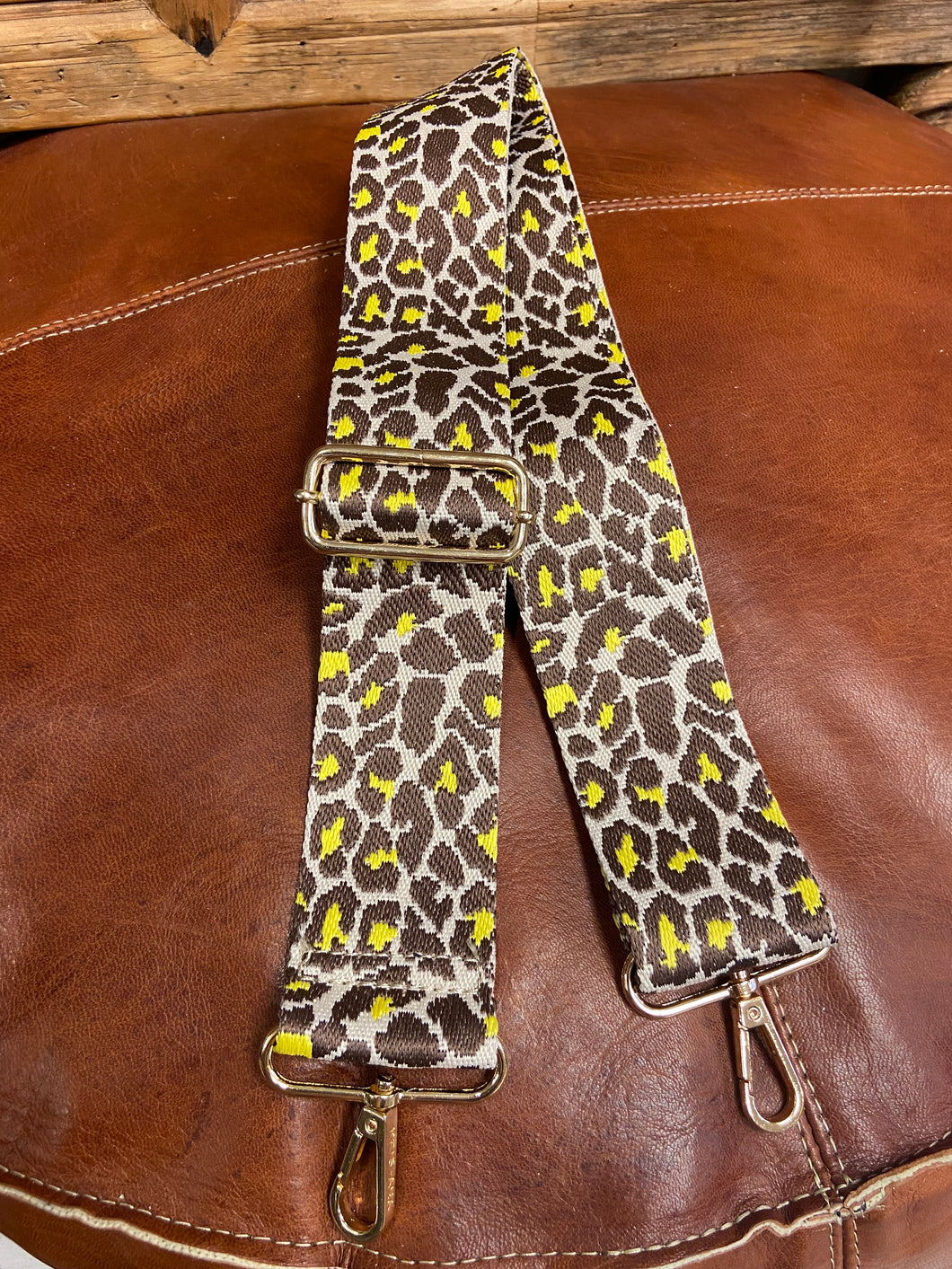 In a Taupe and Yellow, this Leopard print design detachable bag strap is a must have. Add to your handbag to personalise your style and create a fun look. Fully adjustable so you can create the perfect length for you. Gold coloured metal clasps. 