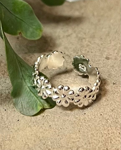 Daisy Chain toe ring 925 sterling silver - a stunning row of little daisies in a row along the whole length of the toe ring