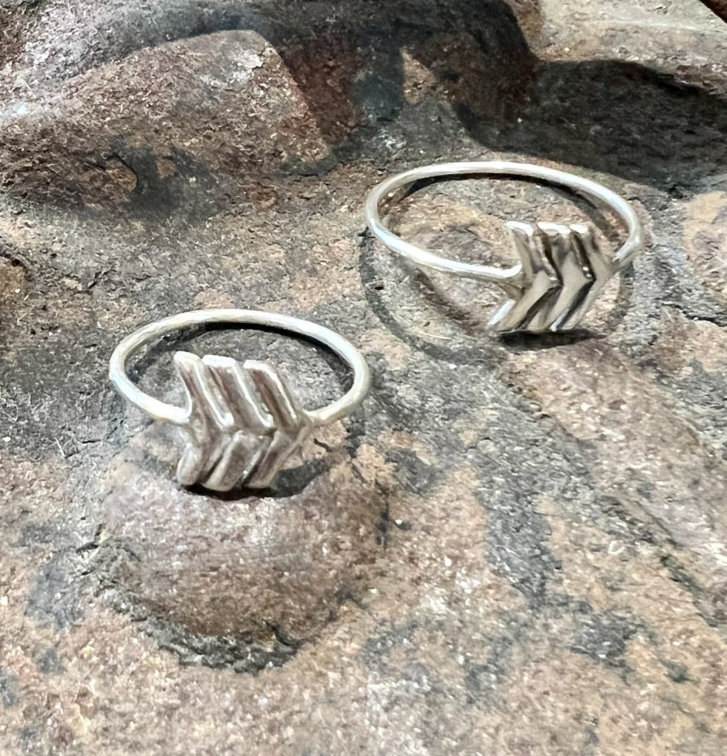 A fine sterling silver band with three big arrows on it