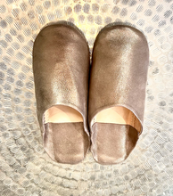 Load image into Gallery viewer, Dusky Pink Shimmer Moroccan Babouche Leather Slippers