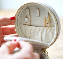 Load image into Gallery viewer, Round Natural Linen Jewellery Case