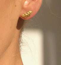 Load image into Gallery viewer, Gold plated feather stud earring 