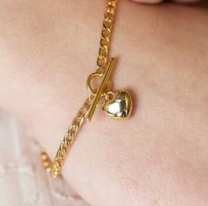 Heart Fine Curb Chain Bracelet With T Bar Closure | Gold
