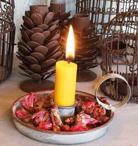 A zinc candle holder, with a handle so you can easily move it around. A timeless candle holder that you can use all year round. 