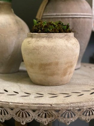 With a rustic chalky finish, this Kew Royal Botanic Gardens terracotta plant pot is simple and classic in design. 