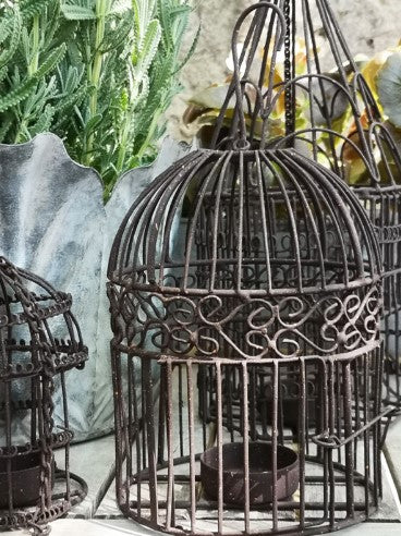 In an antique rust wire, this tealight holder is a dome shaped birdcage . With a hook to the top it has a sweet little opening door to the front so you can put your tealight inside. 