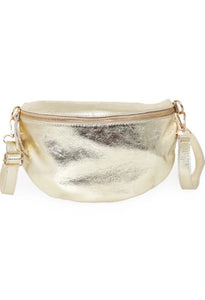 An oversized half moon crossbody bag in metallic gold leather. With a zip fastening, it is fabric lined with an inner pocket. Detachable and adjustable strap. 