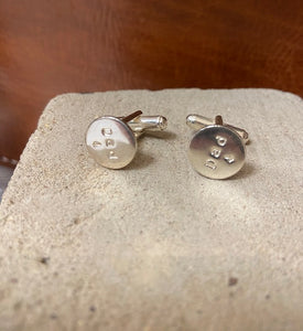 Presented in a gift box, these cufflinks have the word 'Dad' engraved on them. They feature a swivel back fastening. Sterling Silver 925.