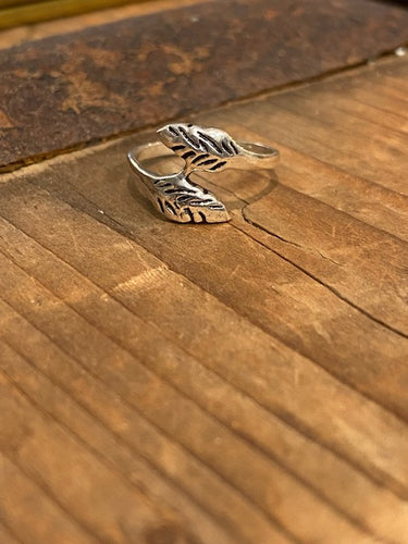 This sterling silver 925 ladies ring features a double feather leaf design, which wraps around your finger. The leaf design is textured. Delicate and timeless. 