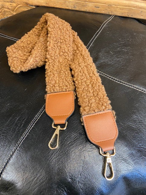 Add a supersoft detachable bag strap to your handbag. Non adjustable faux fur fabric in camel with gold coloured metal clasps to attach to your bag. 
