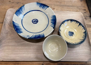 With a diameter of 9.5cm these small dipping bowls are perfect for your sauces and dips. Handmade and hand painted in Vietnam no two are the same. Made from pottery, with a beige cream colour and the design is hand painted on in dark blue.